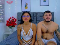 Soy una figura de fantasía inspirada en la elegancia de las antiguas civilizaciones. Mi presencia combina fuerza y sensualidad: atuendos blancos y dorados, coronas de laurel y accesorios brillantes que evocan a una diosa y un guerrero celebrando su conexión.
Transmito pasión, belleza y energía magnética. Mi cuerpo adornado con detalles dorados y tatuajes cuenta historias de libertad, arte y aventura. Cuando me acerco a alguien, lo hago con una mezcla de suavidad y seguridad, invitándolo a compartir un instante que se siente especial.