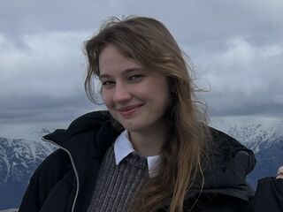 camgirl fingering bald pussy DelorasWiant