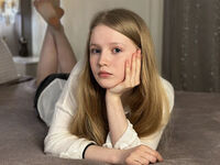 girl shaving pussy LilianHoward