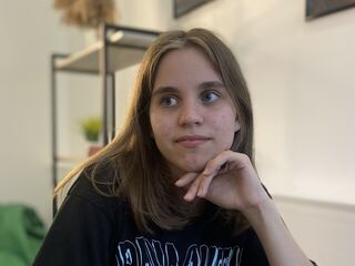 camslut spreading pussy MelisaVonk