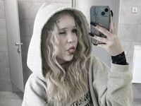 naked girl with webcam masturbating with vibrator AlicaUwu