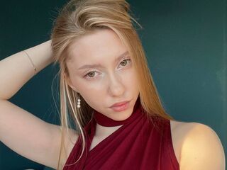 cam girl showing tits CarylonBenzer