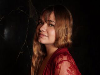 nude gamgirl CharlotBlonde