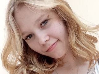 naughty camgirl fingering shaved pussy DainePostema