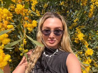 kinky cam DelaineClowerd