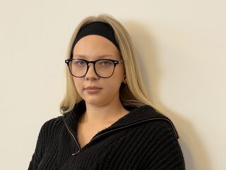 masturbating camgirl FrancesVirunes