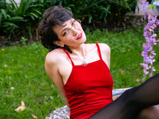 naughty cam girl fingering shaved pussy IveteDurand