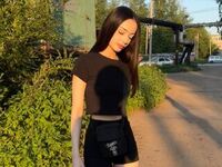 cam girl playing with vibrator KamilaBomfrord