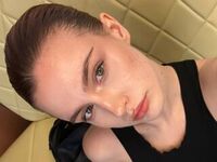 naked camgirl masturbating with vibrator KlaraGogins