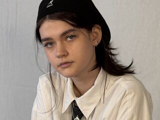 naked girl with webcam masturbating with sextoy LeannMolineaux