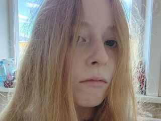 camgirl fingering shaved pussy LonaTonas