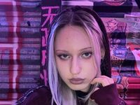 cam girl playing with vibrator MaruyJanie