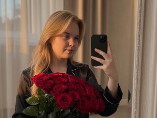 chat with cam MelissaMyla