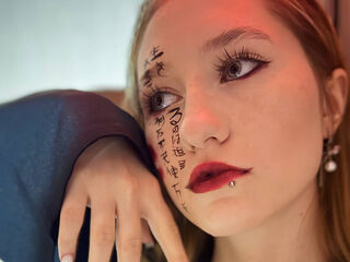 hot cam girl fingering shaved pussy MistyColacone