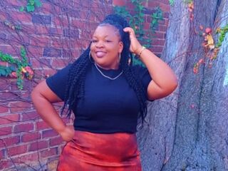 strip tease PearlyBrown