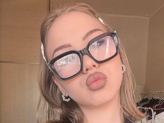 free nude live show SaraBaier